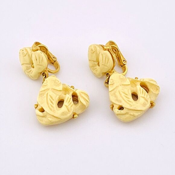 Trifari Carved Fish Earrings Gold Plated Bone Color Acrylic Signed Clip-on VTG - Picture 1 of 5
